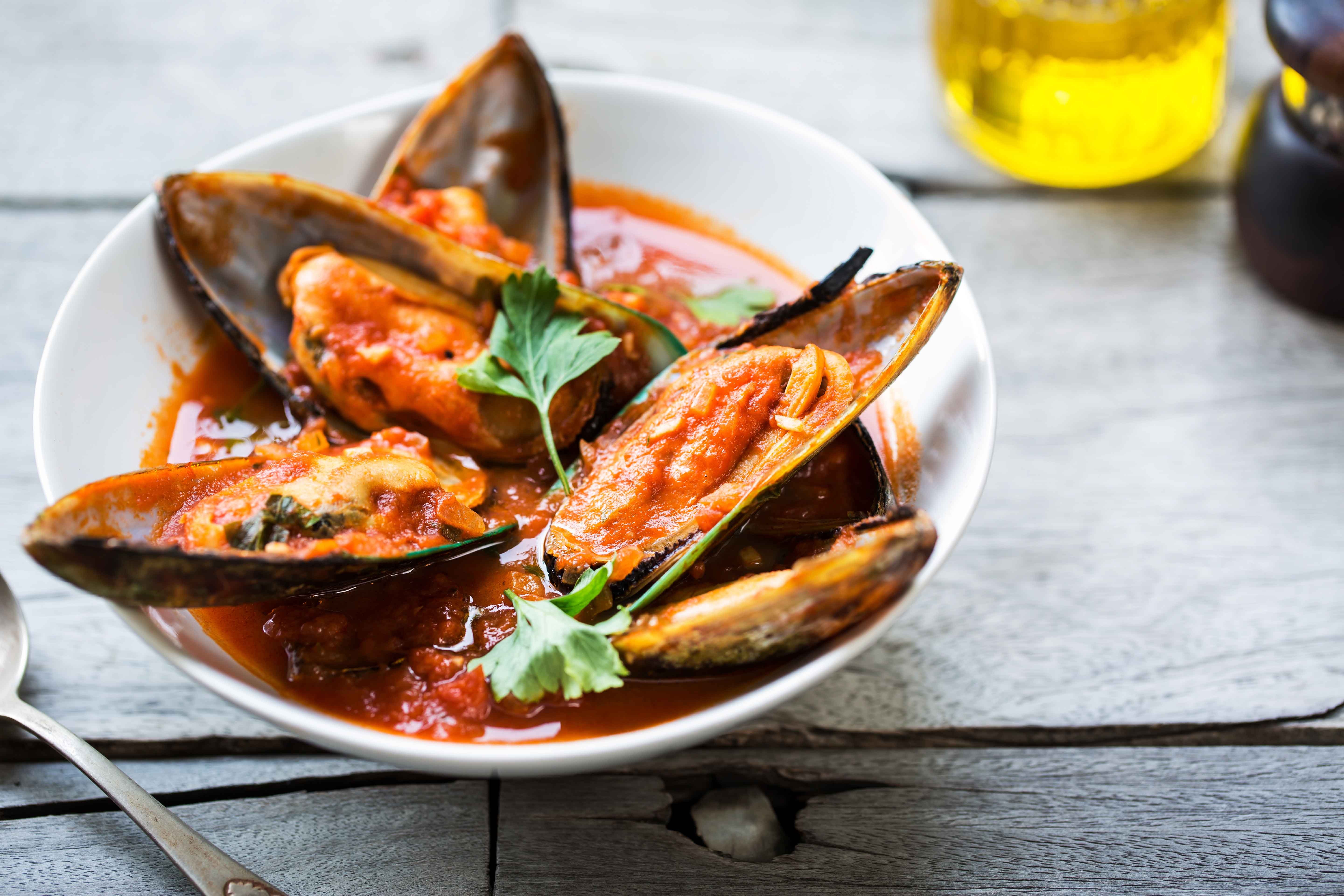 Mussels in tomato sauce served on a plate